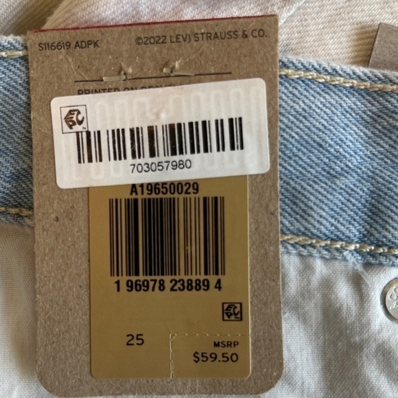 Levi’s High Waisted Mom Shorts, White, Raw Hem, Cool Bleached Style, Size 25 NWT - Picture 6 of 7